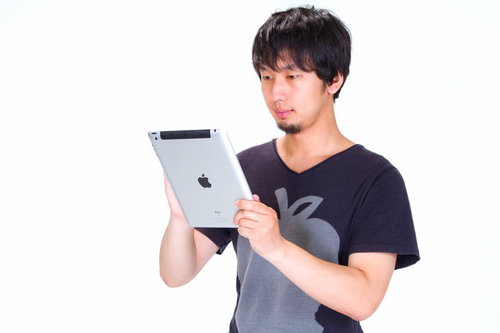 iPadをいじる男性