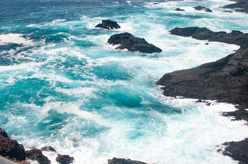 岩に波が打ち付けてしぶきが上がる石廊崎の海