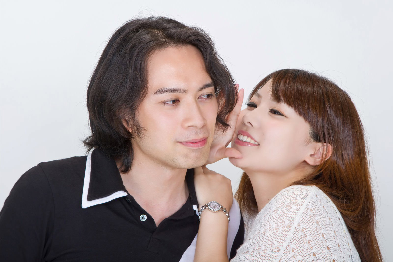 彼女の耳元でささやく男性［モデル：マイケルリュー Lala］