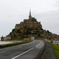 干潟の向こうにそびえるモン・サン・ミッシェルの写真