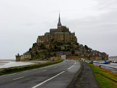 干潟の向こうにそびえるモン・サン・ミッシェル