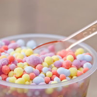 カラフルなチョコがまぶされたつぶつぶアイスの接写の写真