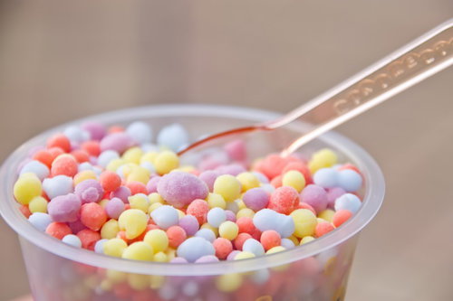 カラフルなチョコがまぶされたつぶつぶアイスの接写