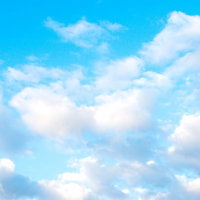 白い雲がぽつんと浮かぶ清々しい青空の風景の写真