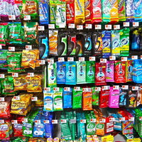 外国のガムとキャンディが並ぶ店頭棚の写真