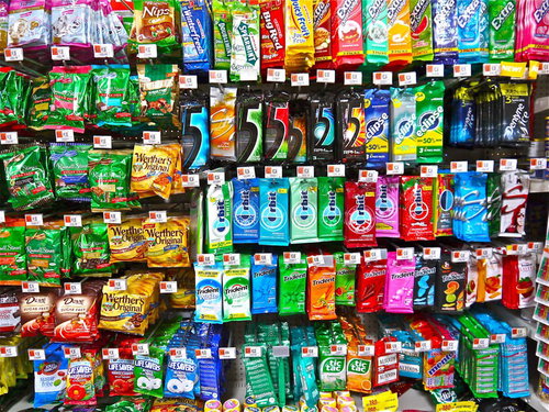 外国のガムとキャンディが並ぶ店頭棚