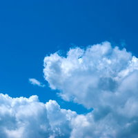 一面に広がる雲ひとつない真っ青な空の風景の写真