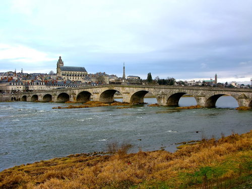 石造りのアーチ橋と川沿いのブロワ城下町