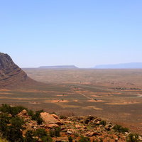 グランド・キャニオン周辺の崖と荒野の写真