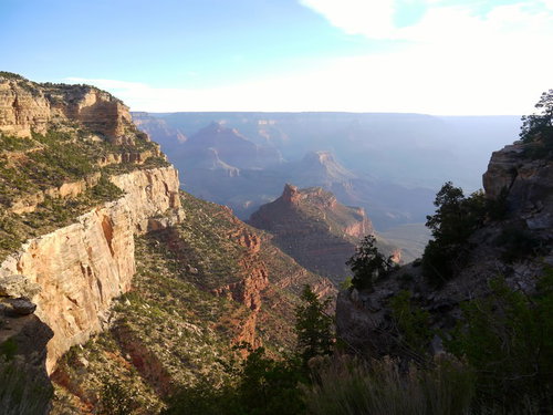 崖の上から見下ろすグランド・キャニオンの谷