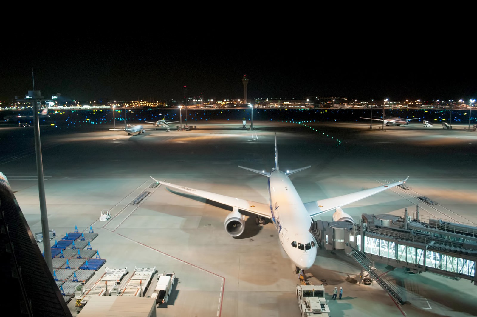 夜の空港展望デッキから見る駐機中の旅客機