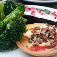 白い皿に盛り付けたベジタリアン料理の写真