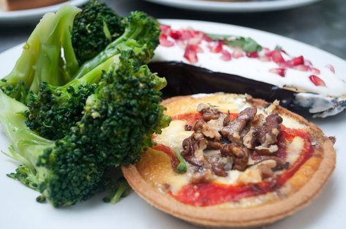 白い皿に盛り付けたベジタリアン料理