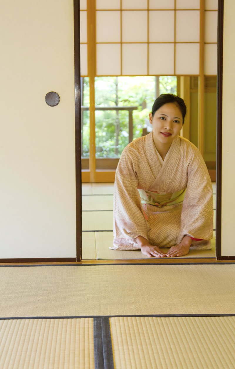 障子の奥でお辞儀をする着物の女将［モデル：きせんひろみ］