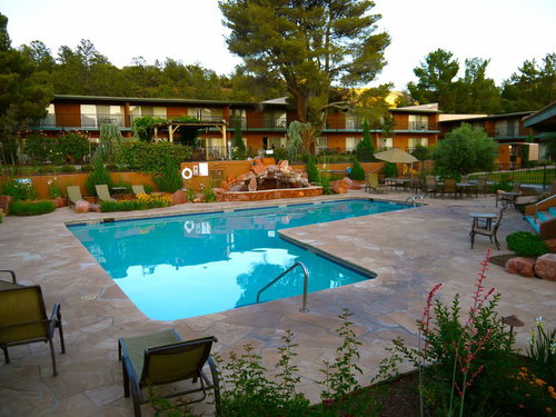 夕方のキングスランサムホテルのプールサイド