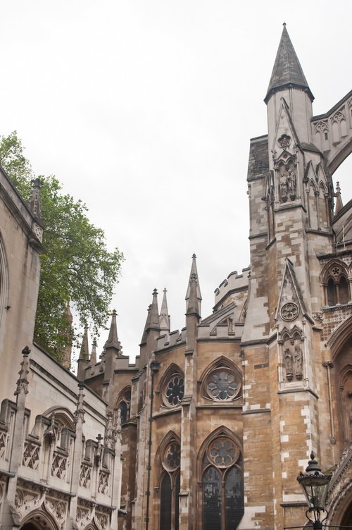 曇り空に見上げるロンドンの古い教会建築