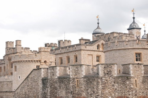 曇り空の下にそびえるロンドン塔の城壁と塔