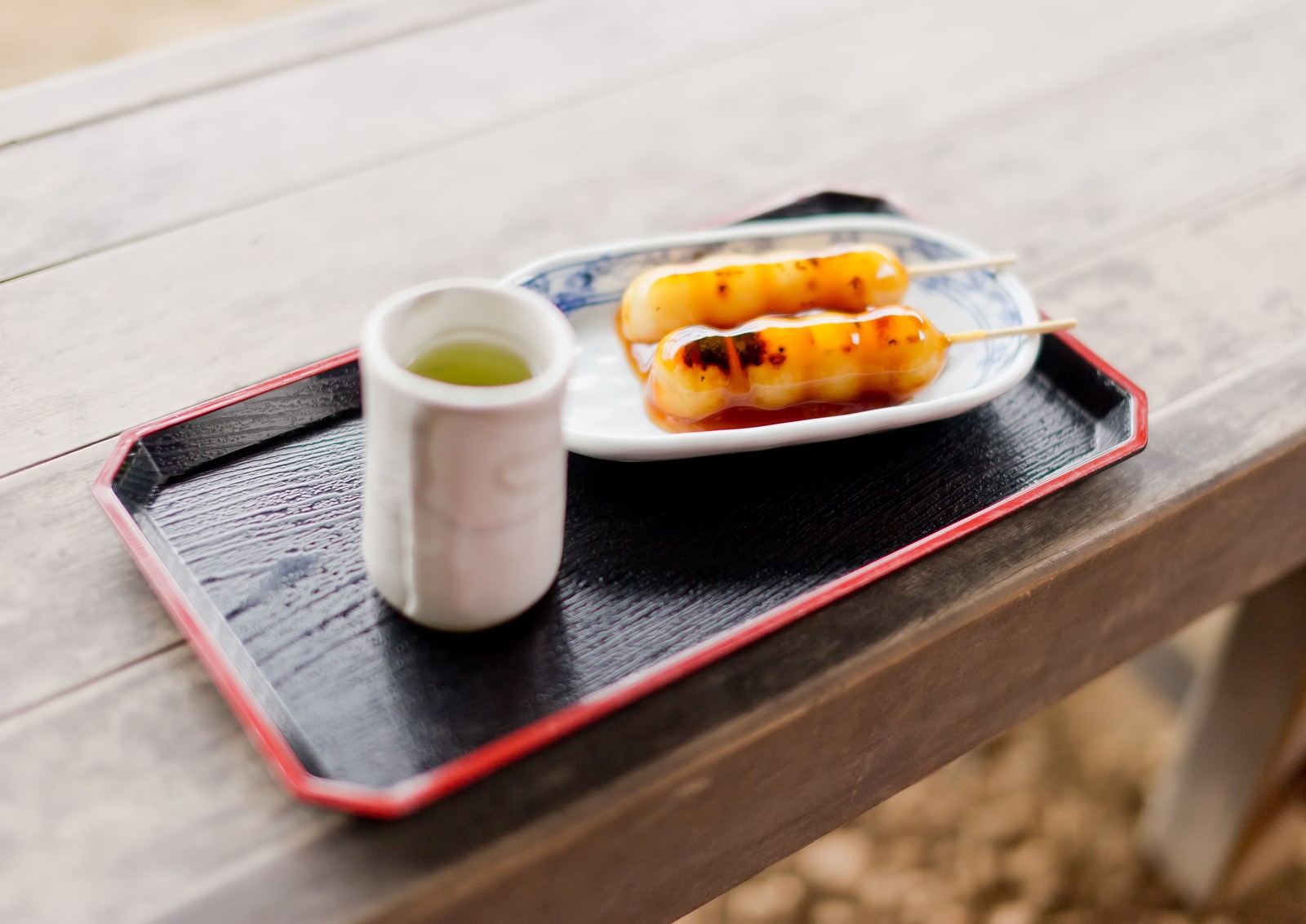 串に刺さったタレ付きお団子