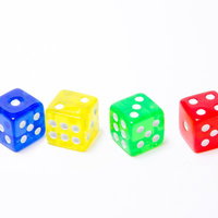 1から4の数字が見えるステップアップ用の4つのサイコロの写真