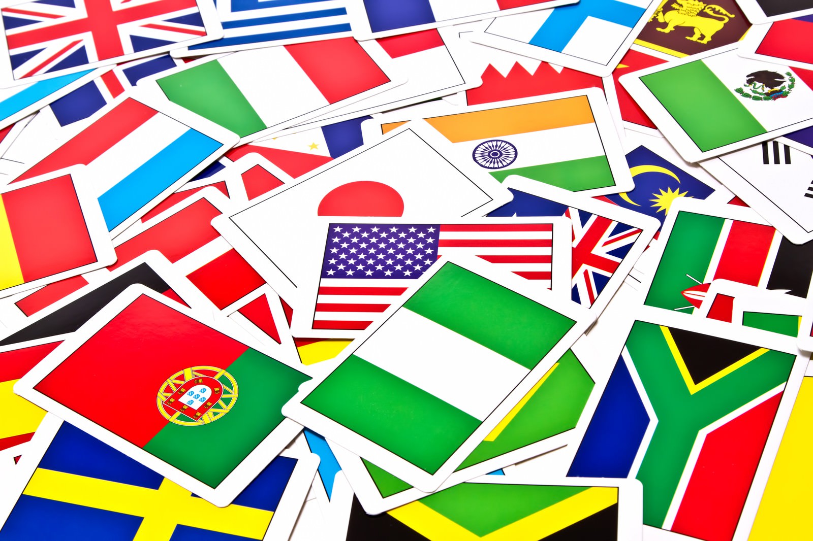 テーブルに散らばる各国の国旗カード