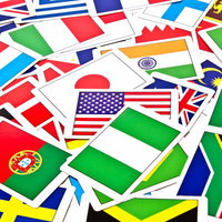 テーブルの上にバラバラに散らばった各国の国旗カードの写真