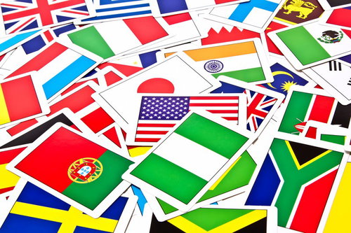 テーブルの上にバラバラに散らばった各国の国旗カード