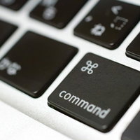 MacBookのcommandキーのクローズアップの写真