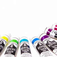 チューブや筆やパレットが入った絵の具セットの道具箱の写真