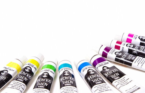 チューブや筆やパレットが入った絵の具セットの道具箱