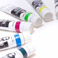 チューブから出された赤や青や黄色のカラフルな絵の具の写真