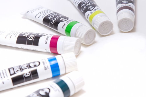 チューブから出された赤や青や黄色のカラフルな絵の具