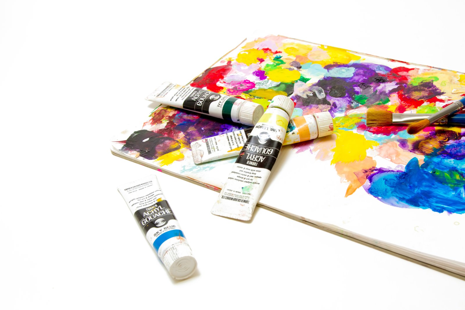 絵の具が出された木のパレット