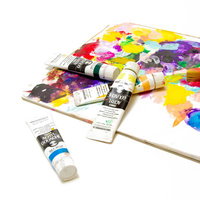 カラフルな絵の具が出された木のパレットと筆の写真