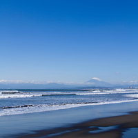 江ノ島の海越しに見える冠雪した富士山の遠景の写真