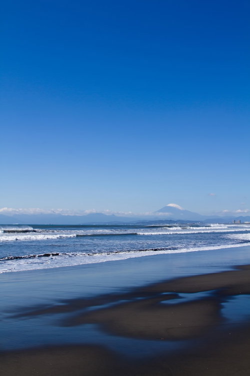 江ノ島の海越しに見える冠雪した富士山の遠景