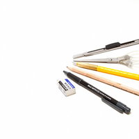 鉛筆・消しゴム・ハサミを並べた文房具セットの写真