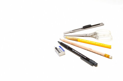 鉛筆・消しゴム・ハサミを並べた文房具セット