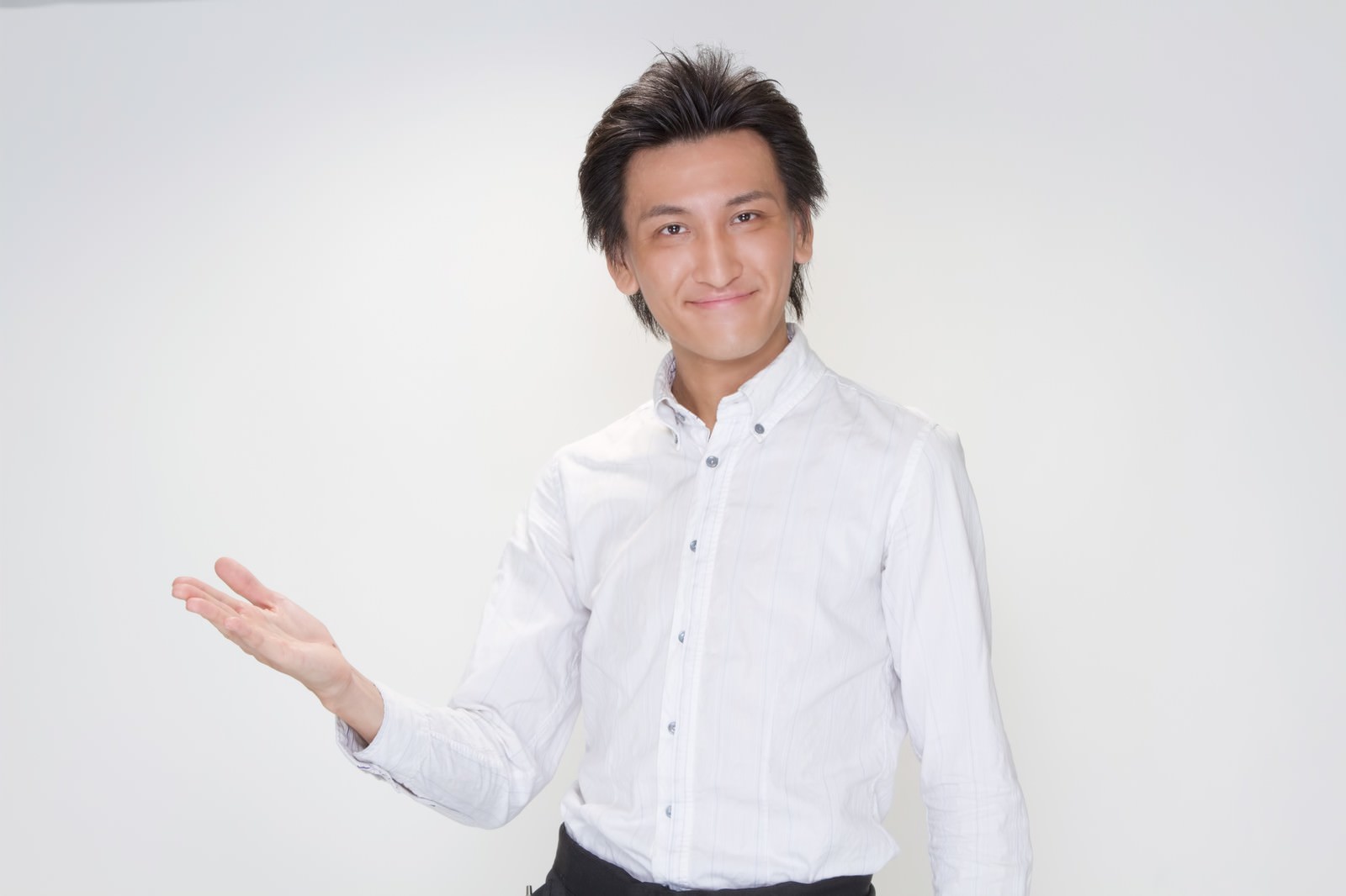 手を差し出して案内するウェイター［モデル：ACE］