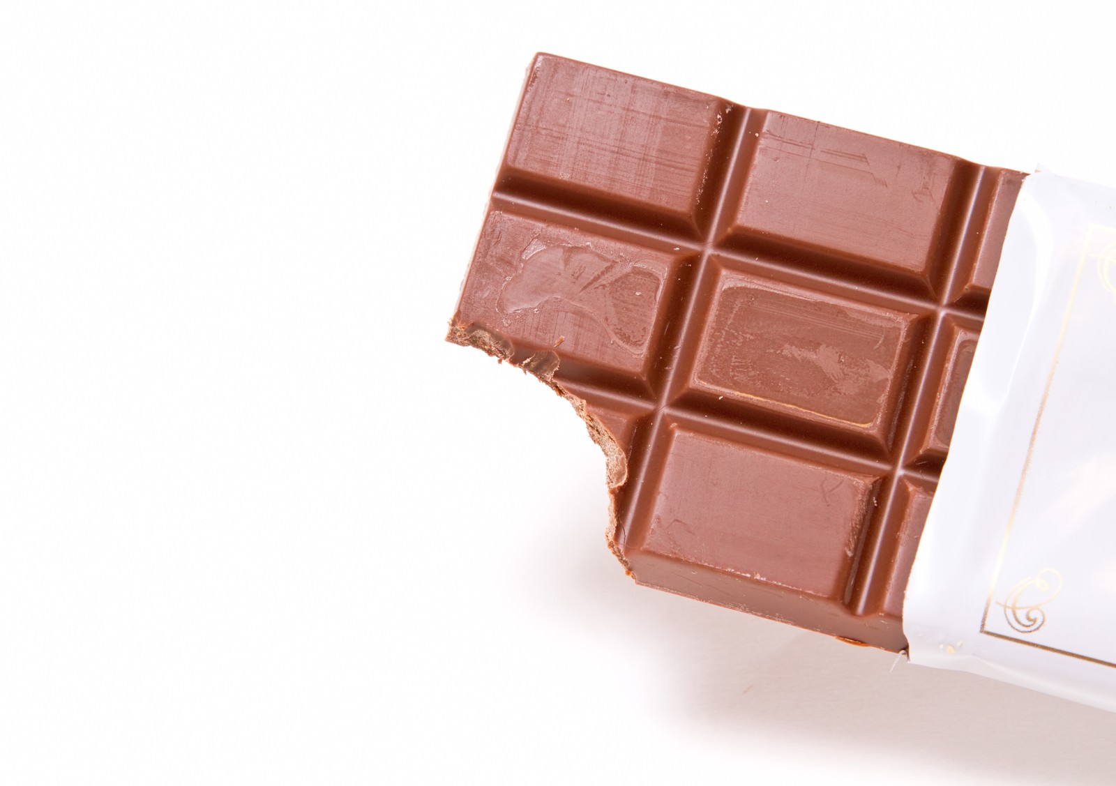 歯型のついた板チョコと包み紙