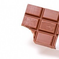 歯型がついたチョコレートの板チョコの写真