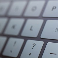 白いキーが並ぶタブレット用キーボードの正面クローズアップの写真