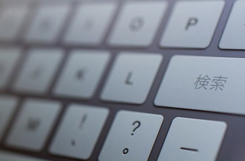 白いキーが並ぶタブレット用キーボードの正面クローズアップ