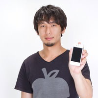 スマートフォンの画面を正面に向けて見せる男性の写真