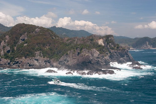 太陽の光が水面にきらめく石廊崎の澄んだ青い海
