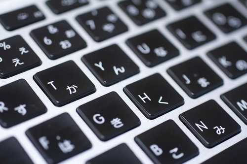 アルファベットが刻印されたキーボードのキー配列の接写