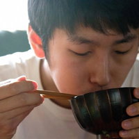 白い茶碗に盛られた味噌汁とご飯の和食の朝食の写真