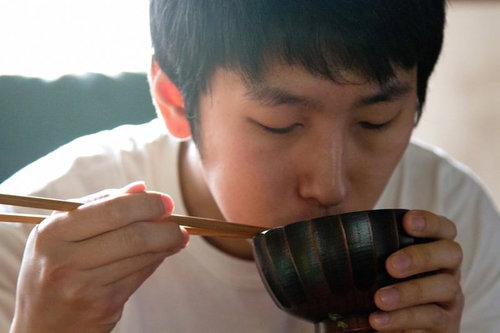 白い茶碗に盛られた味噌汁とご飯の和食の朝食