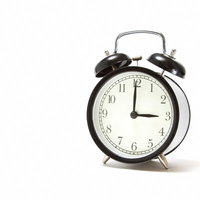 3時を指す針が見えるおやつの時間の目覚まし時計の写真