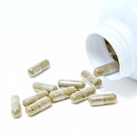 パッケージから取り出されたシートに入った錠剤の薬の写真