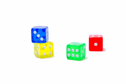 光を受けて角が光る透明なサイコロの接写